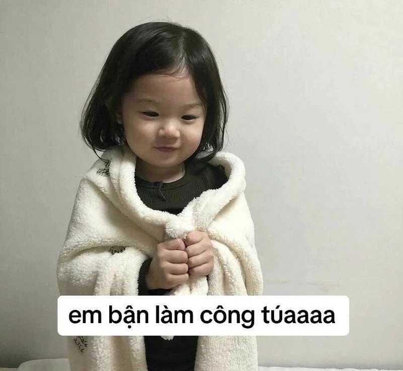 Ảnh chế em bé ho ra trái tim meme thật dễ thương và độc đáo.