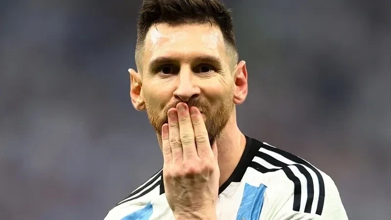 Messi referee meme mang đến những tình huống gây cười giữa Messi và trọng tài.