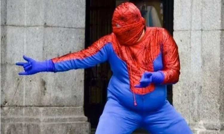 Meme 3 spiderman tạo ra sự kết hợp độc đáo giữa các siêu anh hùng.