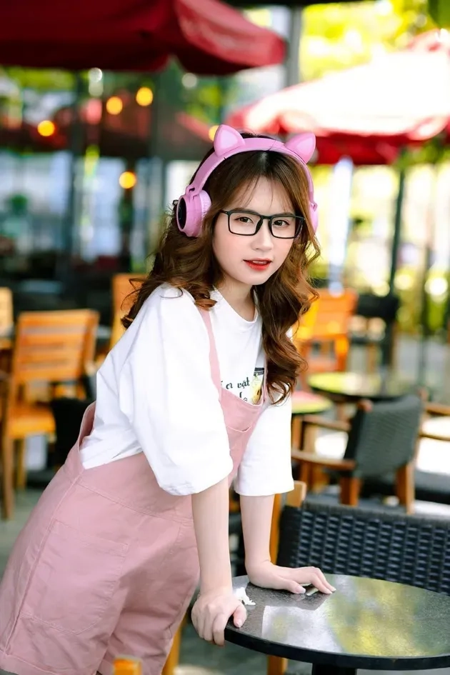 Con gái cute ảnh gái xinh tóc ngắn đeo kính tạo phong cách mới lạ và dễ thương.