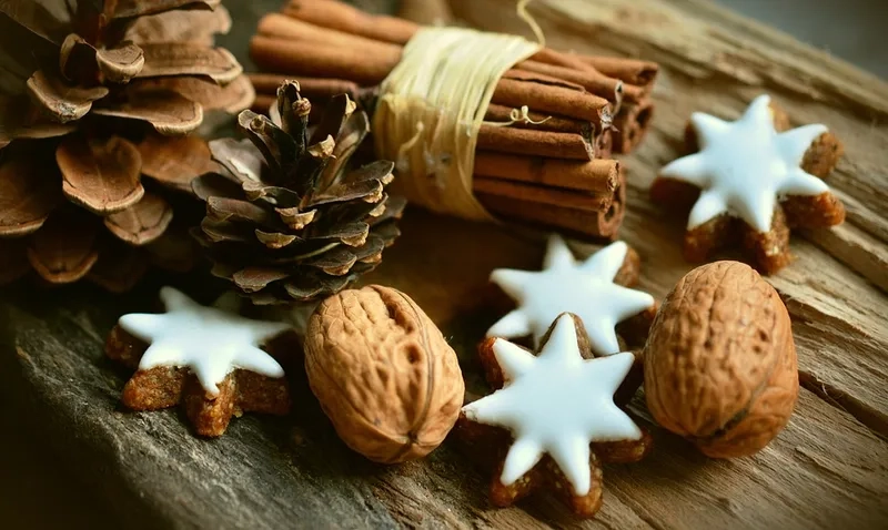 Mang lễ hội vào không gian với hình nền cây thông noel đẹp.