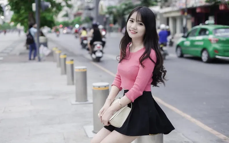 Gái cute che mặt đáng yêu, tạo cảm giác gần gũi và dễ mến.