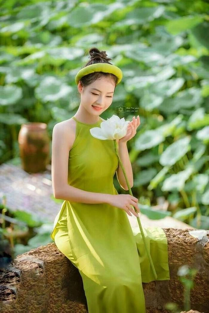 Hình nền con gái buồn làm nổi bật vẻ đẹp trong những khoảnh khắc tĩnh lặng.