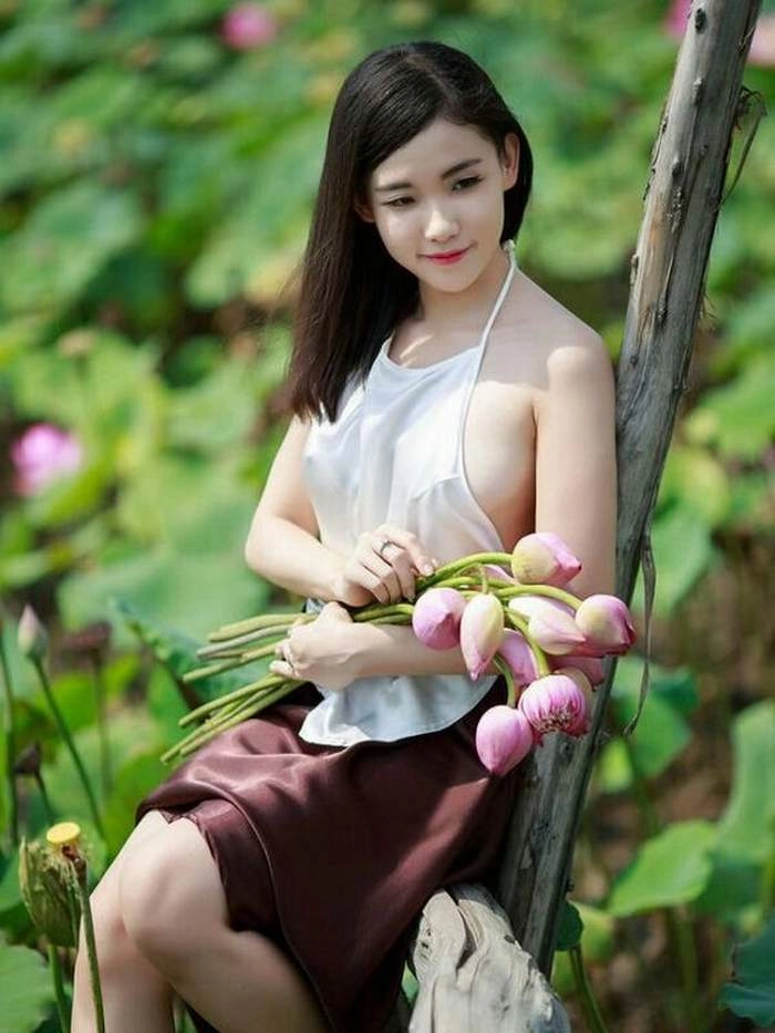 Gái xinh cute đeo kính đầy cuốn hút, tôn lên sự thông minh và đáng yêu.