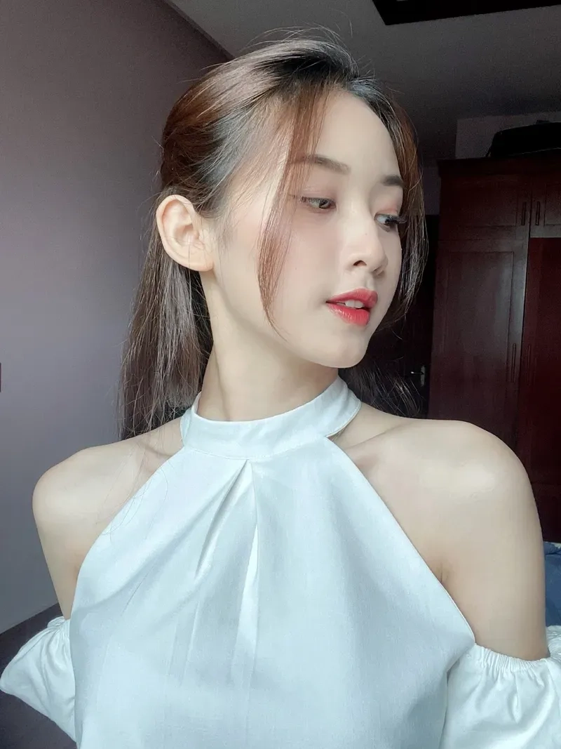 Gái xinh cute đeo kính sở hữu nét đẹp ngọt ngào khiến ai cũng yêu mến.