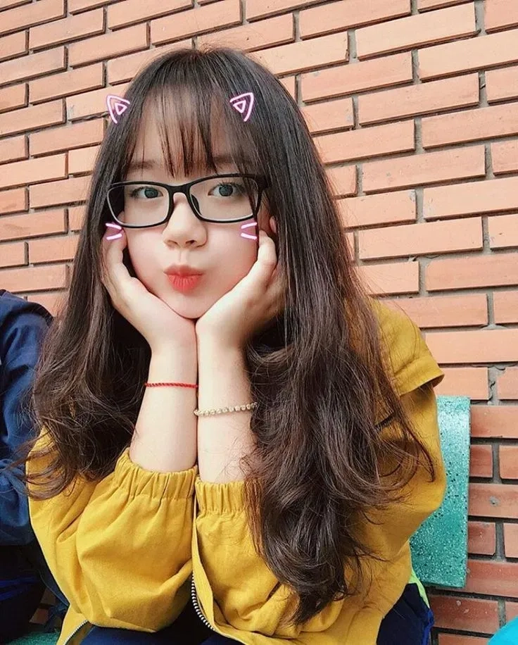 Ảnh gái xinh tóc ngắn đeo kính cute mang đến vẻ đẹp trẻ trung, năng động.