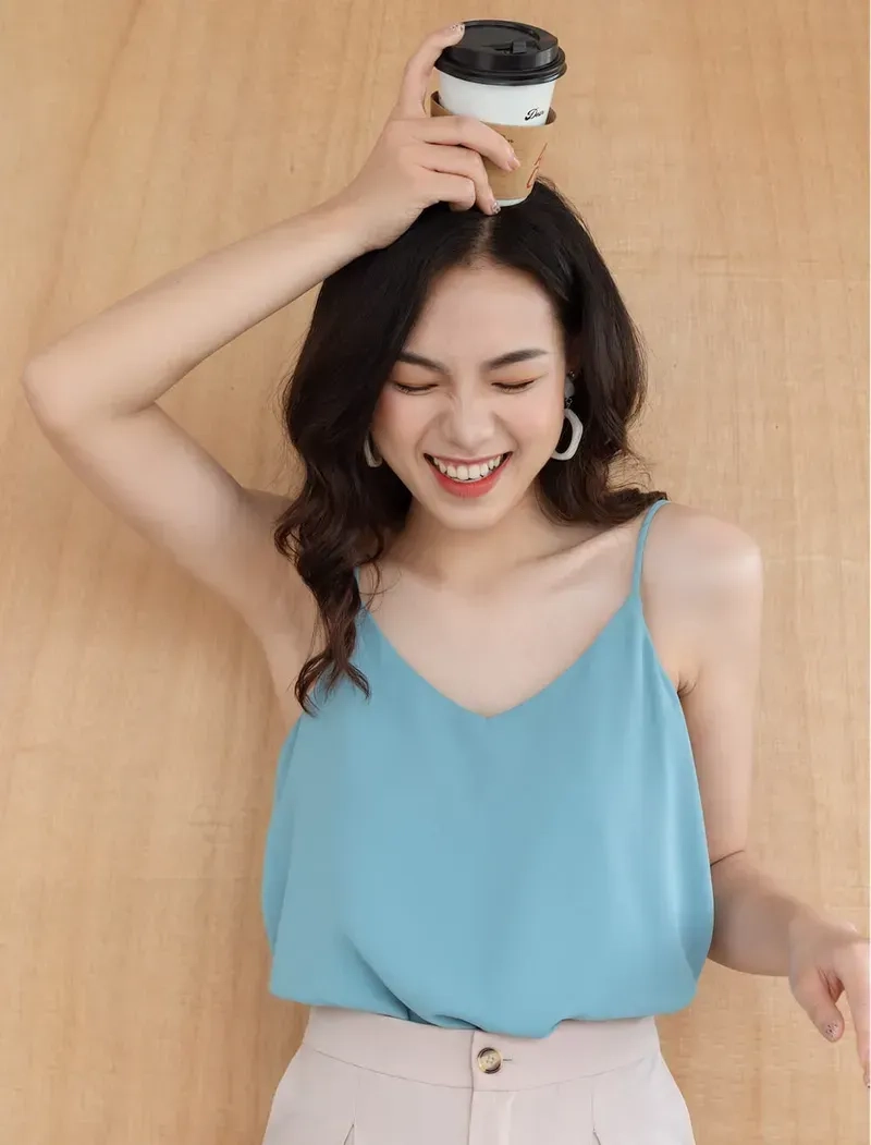 Gái xinh mặc áo croptop làm tôn lên vẻ đẹp trẻ trung, sành điệu.