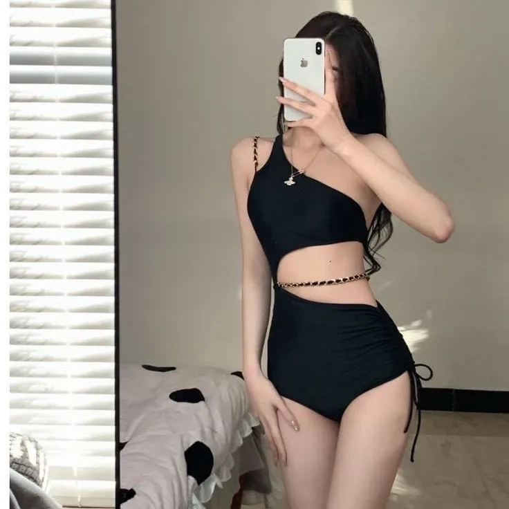 Gái xinh mặc váy sexy mang lại vẻ quyến rũ, mạnh mẽ nhưng cũng đầy nữ tính.