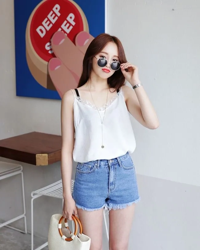 Gái xinh mặc áo croptop luôn nổi bật với phong cách thời trang hiện đại và quyến rũ.