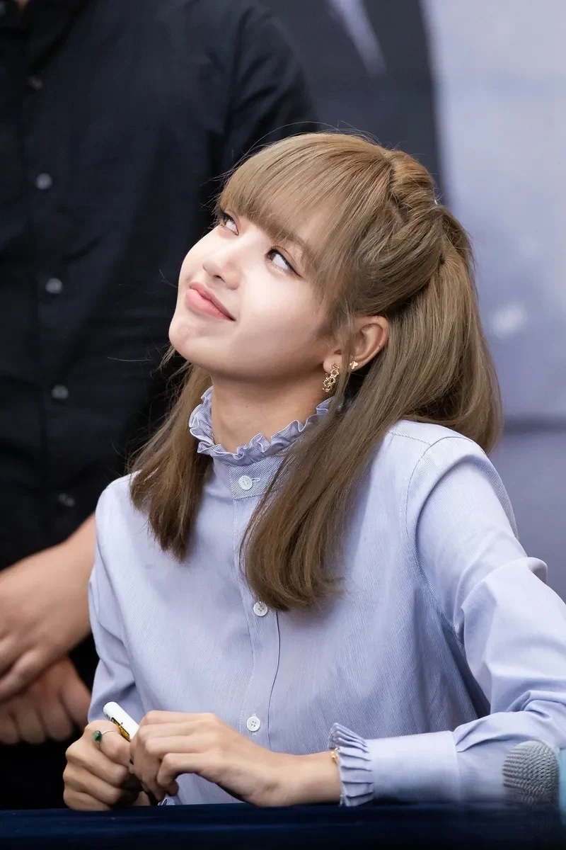 Lisa meme Blackpink với những khoảnh khắc cực kỳ vui nhộn.