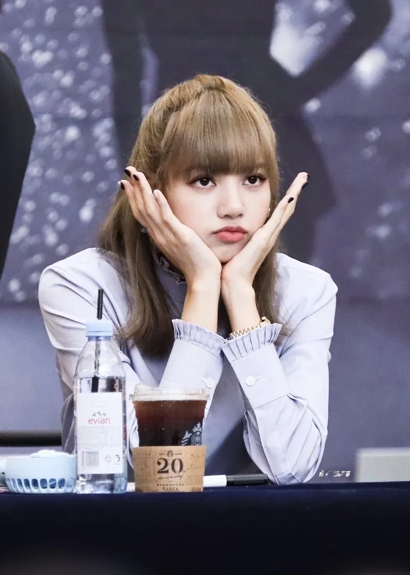 Meme Blackpink Lisa cực kỳ dễ thương sẽ làm bạn cười thoải mái.