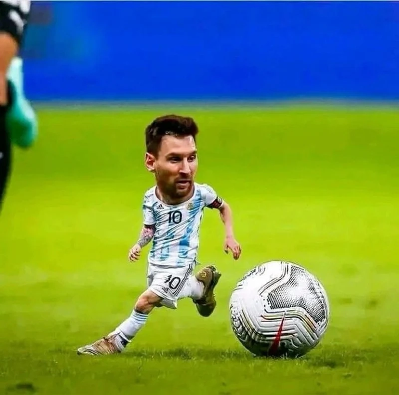 Meme Messi Ronaldo hài hước, khắc họa sự cạnh tranh đầy thú vị.