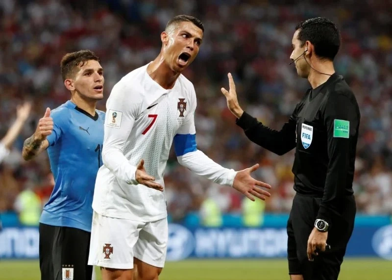 Meme ronaldo uống nước tạo điểm nhấn với sự hài hước.