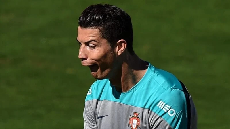 Ronaldo drink meme là biểu tượng chế hài trong bóng đá.