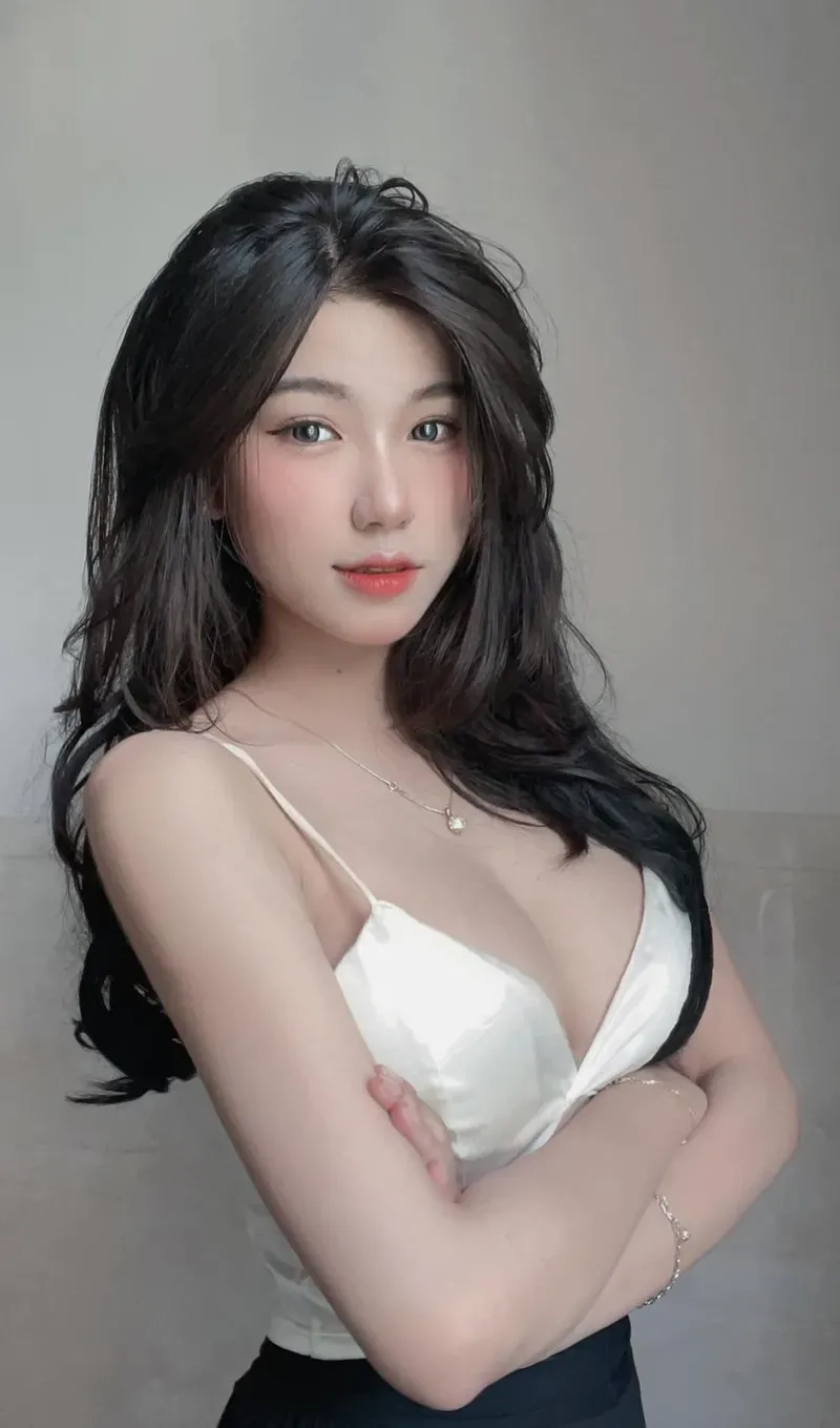 Gái mặc đồ sexy mang đến phong cách quyến rũ đầy cuốn hút.