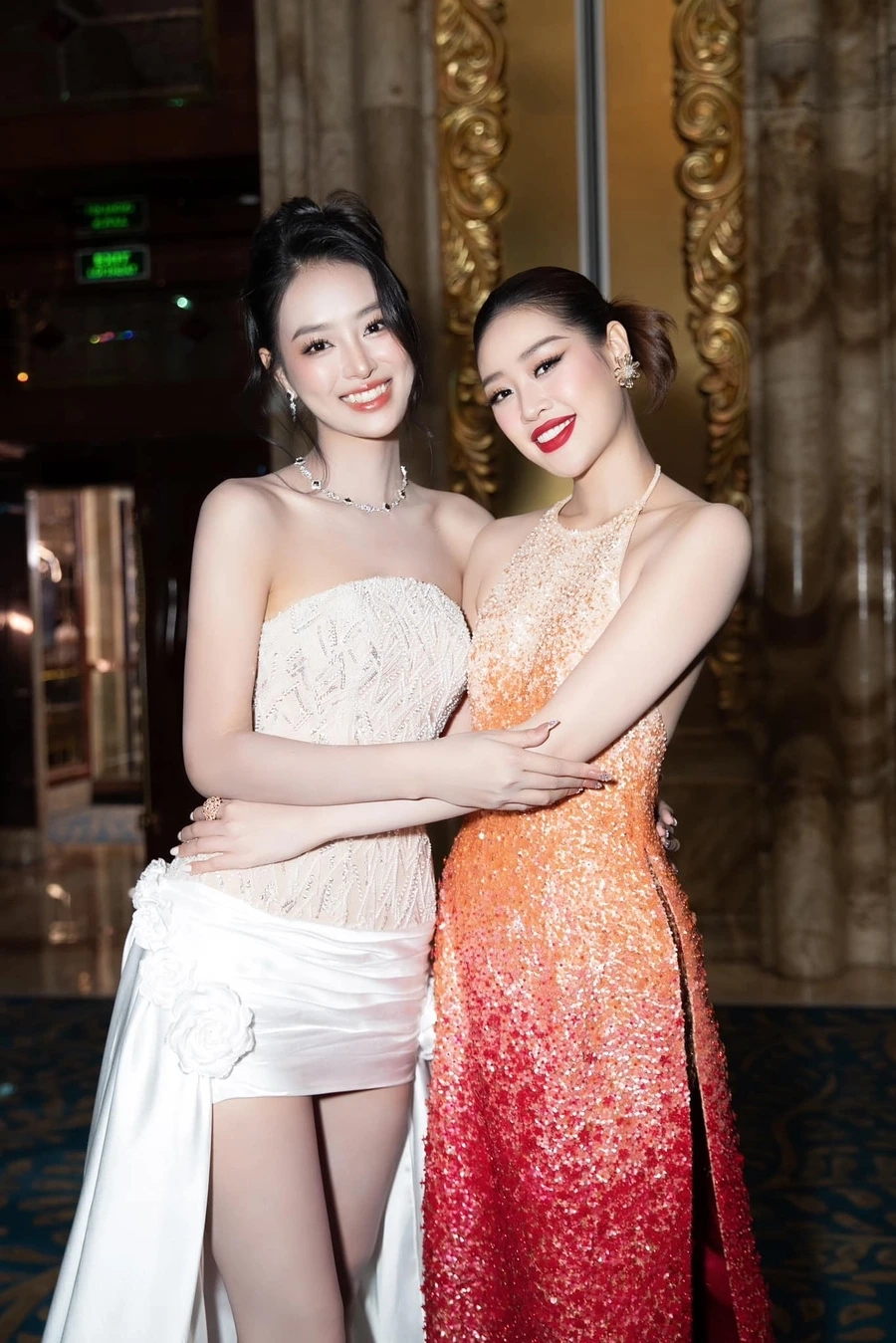 Khánh vân áo dài trắng thanh lịch và đầy thu hút.
