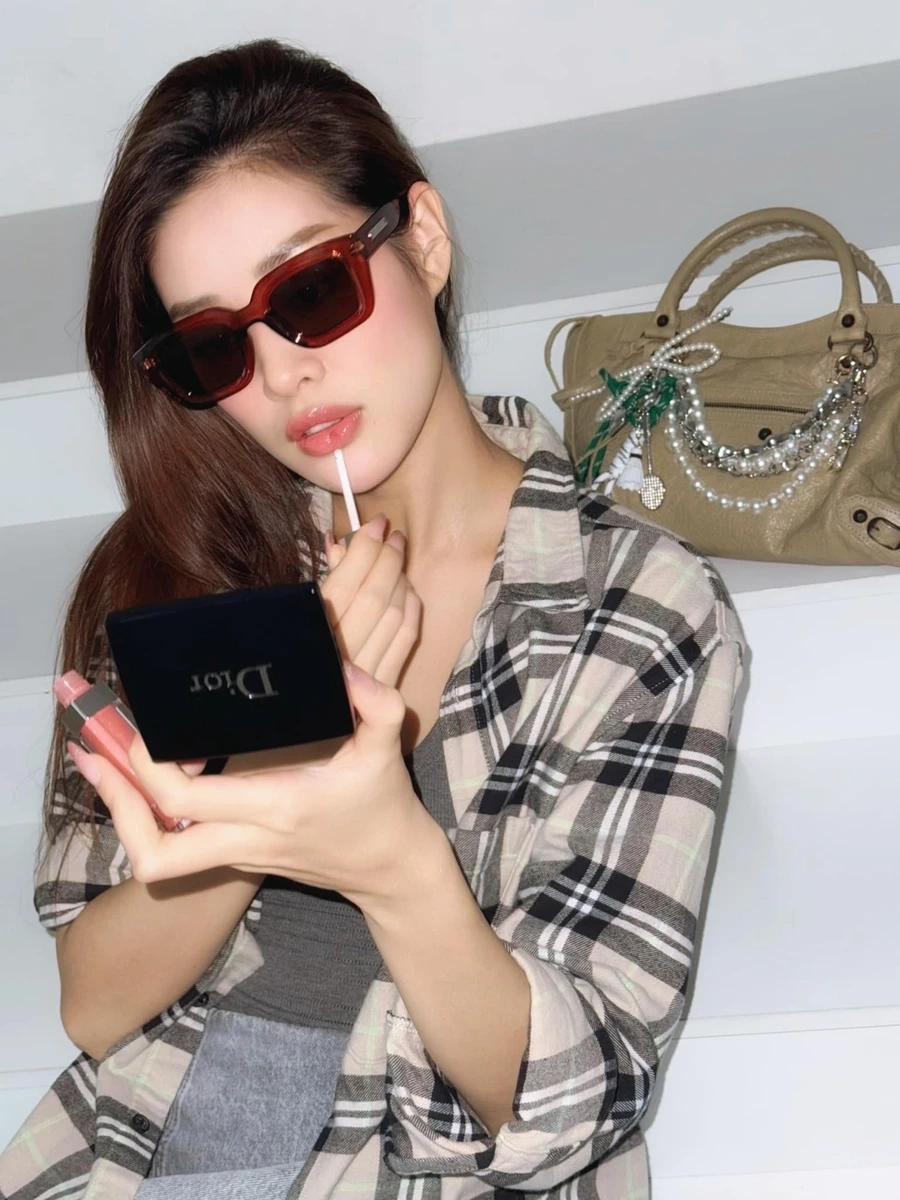 Hoa hậu khánh vân mặc áo dài làm say lòng người với vẻ đẹp dịu dàng.
