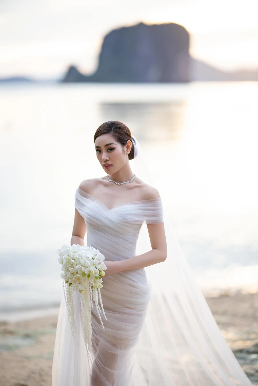 Khánh vân người đẹp áo dài truyền tải vẻ đẹp truyền thống một cách tự nhiên.