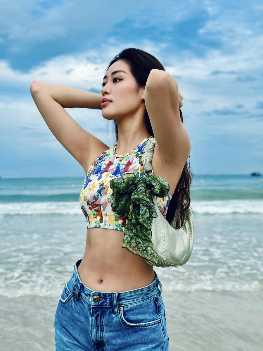 Hoa hậu khánh vân mặc bikini khiến mọi ánh nhìn phải dõi theo.