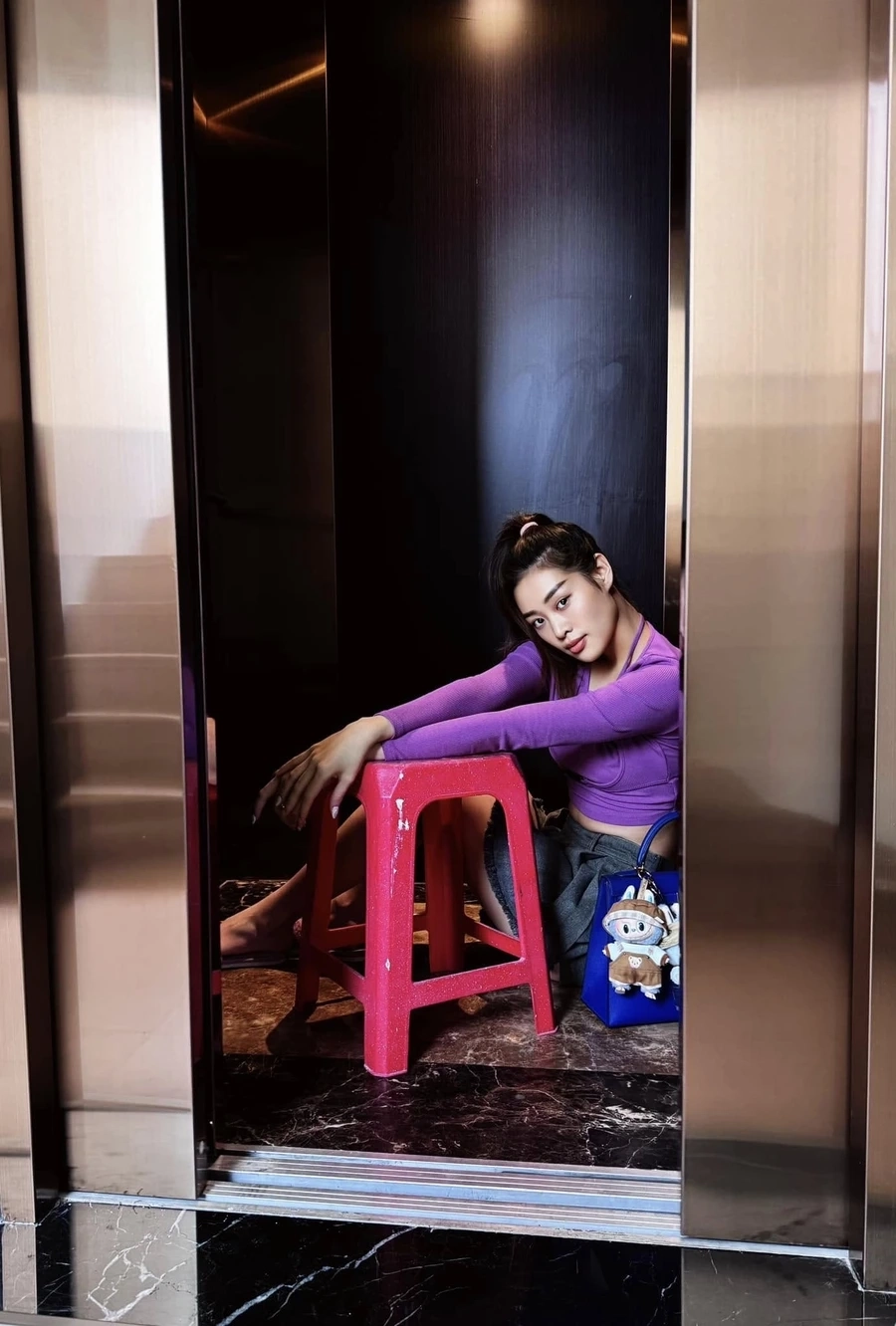 Nguyễn trần khánh vân áo dài tôn lên vẻ đẹp dịu dàng của cô.