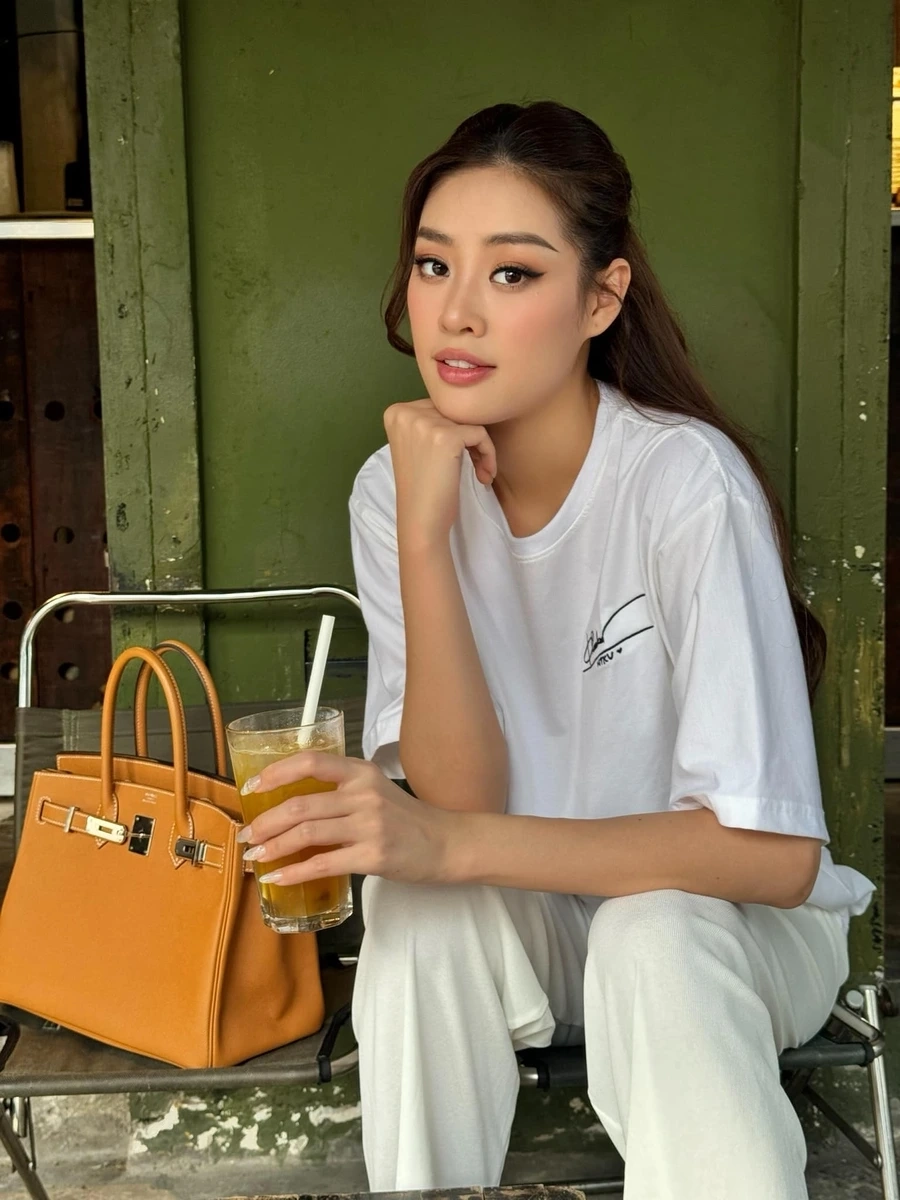 Khánh vân hoa hậu bikini tự tin tỏa sáng với vẻ đẹp chuẩn quốc tế.