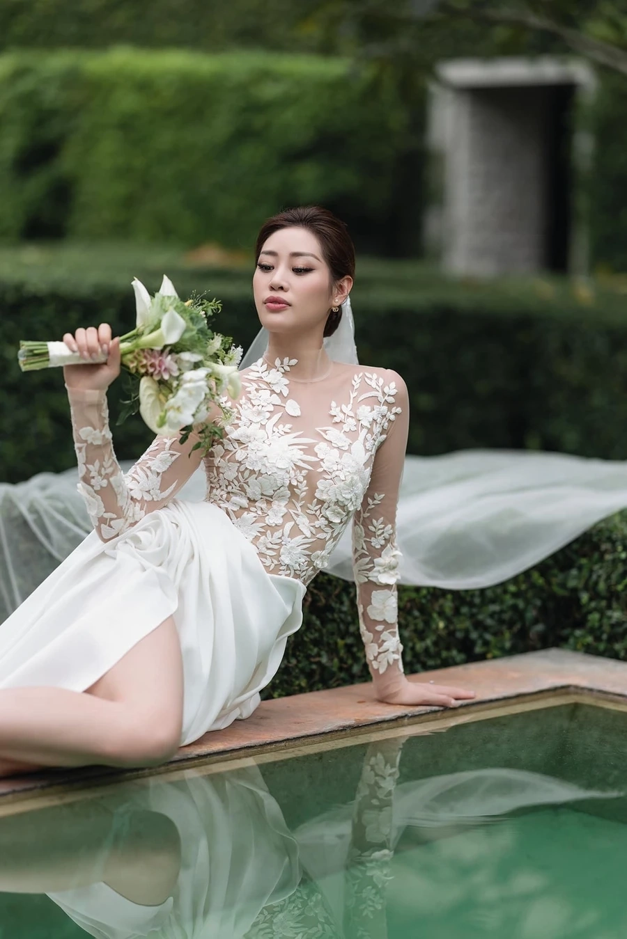 Áo dài hoa hậu khánh vân luôn tỏa sáng với sự thanh lịch.