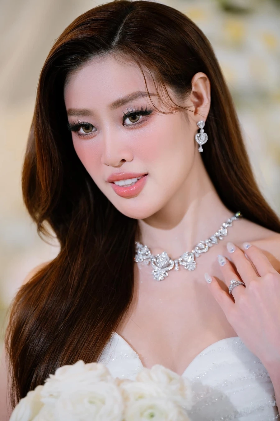 Khánh vân hoa hậu hoàn vũ truyền cảm hứng với sự tự tin và bản lĩnh.