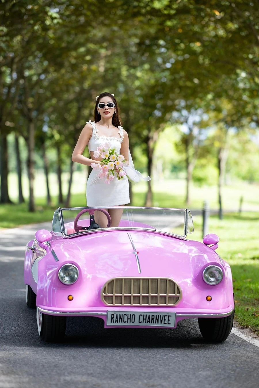 Khánh vân catwalk chuyên nghiệp và cuốn hút mọi ánh nhìn.