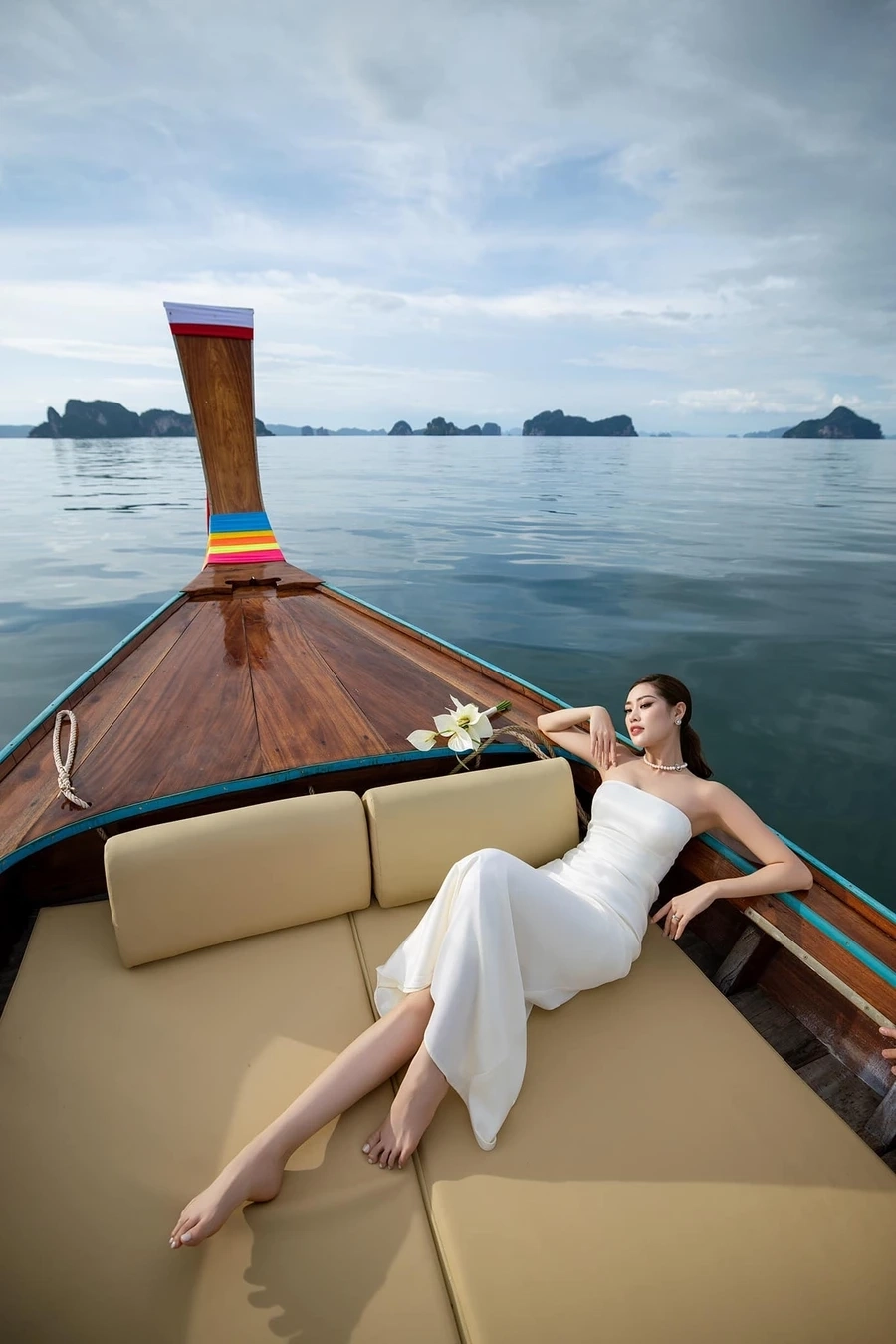 Khánh vân áo tắm đầy quyến rũ với thần thái tự nhiên.