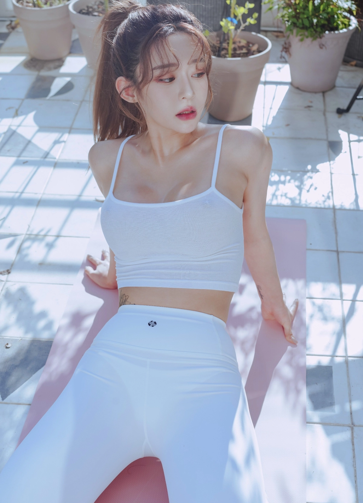 Rahee khoe vú sexy nóng bỏng cuốn hút kéo áo núm hồng cương làm anh cứng ngắc tức thì