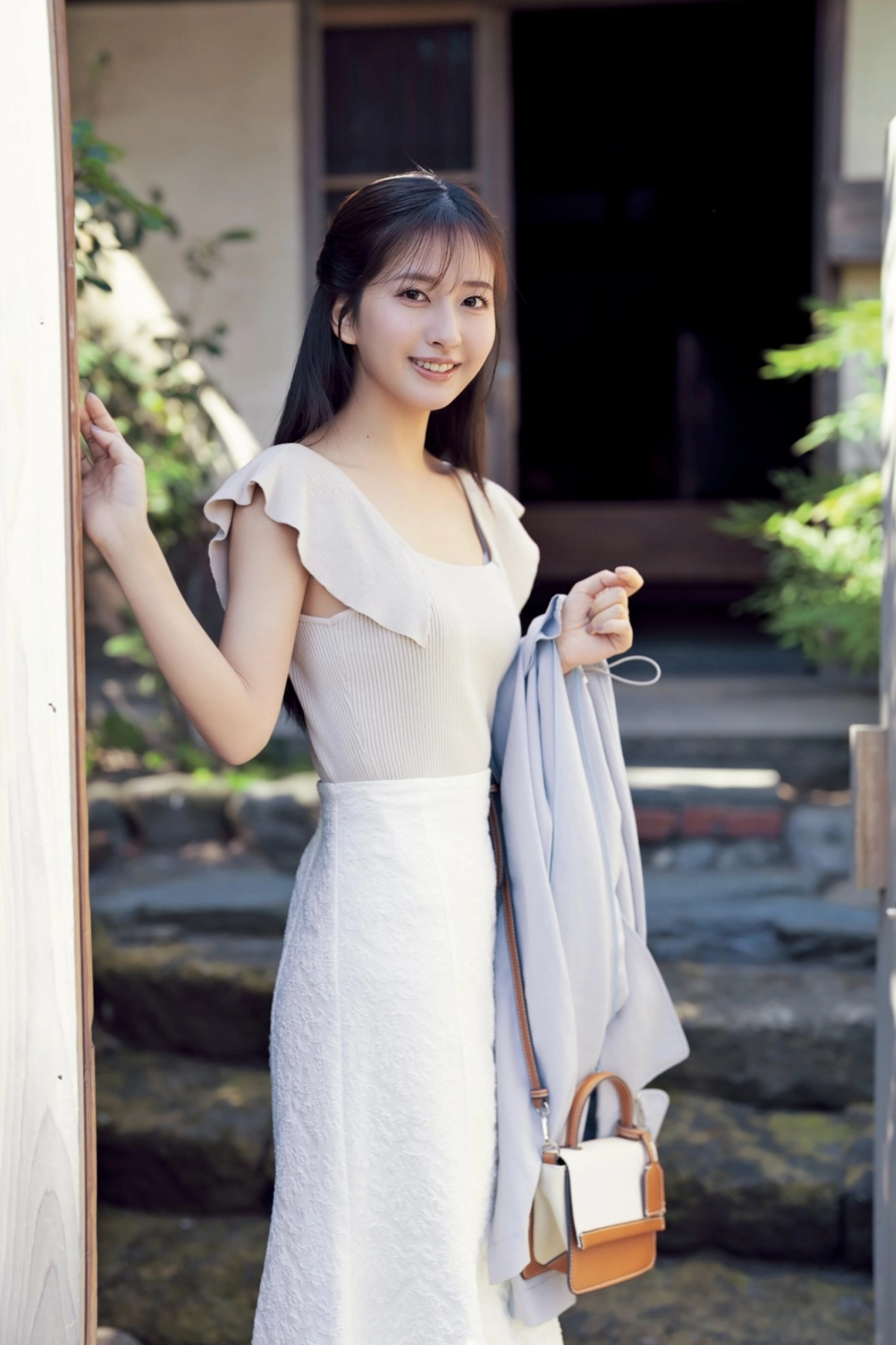 Rina Saitou lộ vú to sexy nóng bỏng cuốn hút zoom 16K núm vú hồng sáng lấp lánh dưới đèn