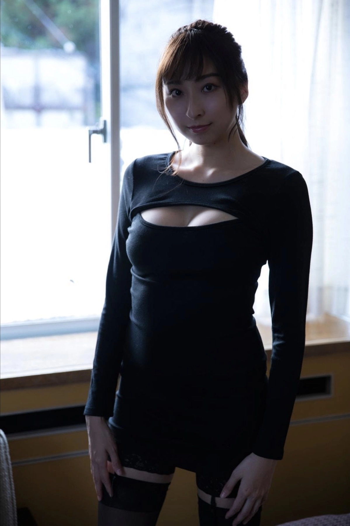 Saki Ogata khoe vú sexy nóng bỏng cuốn hút kéo áo núm hồng cương làm anh cứng ngắc tức thì