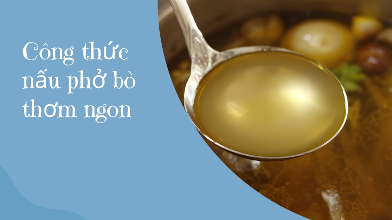 Nồi nước dùng phở bò đang sôi trên bếp tỏa hương thơm hấp dẫn