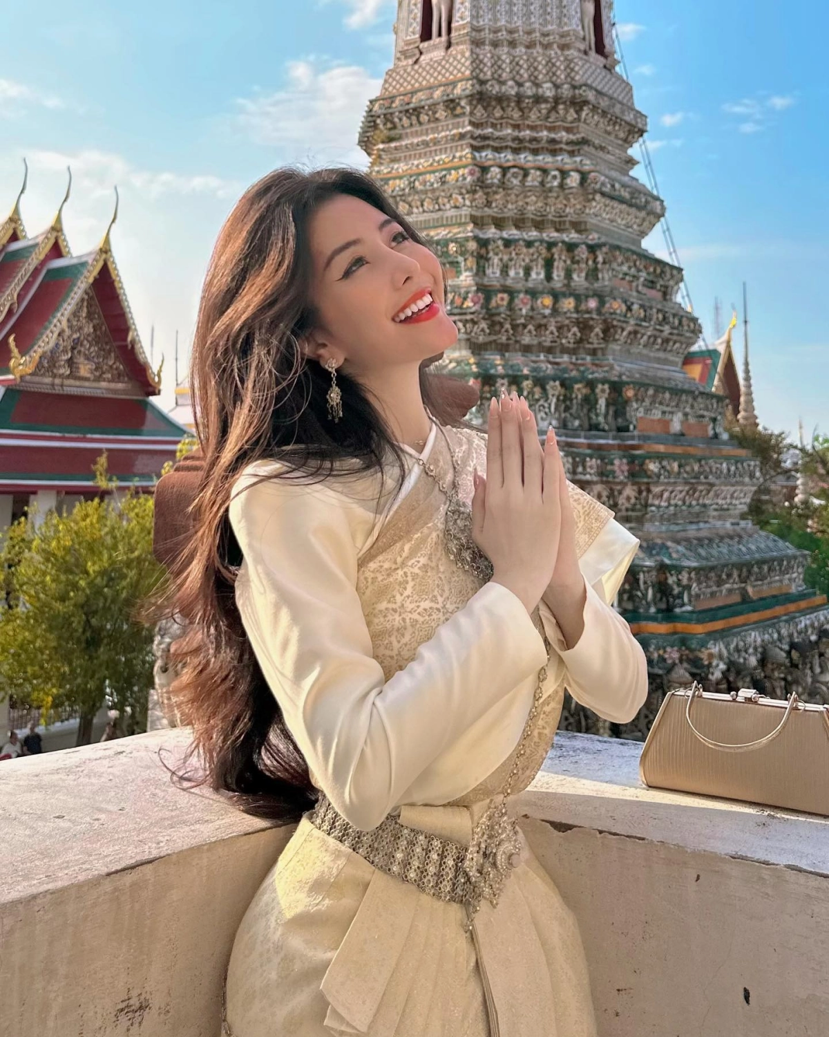 Gái xinh da trắng vú to mịn màng cuốn hút