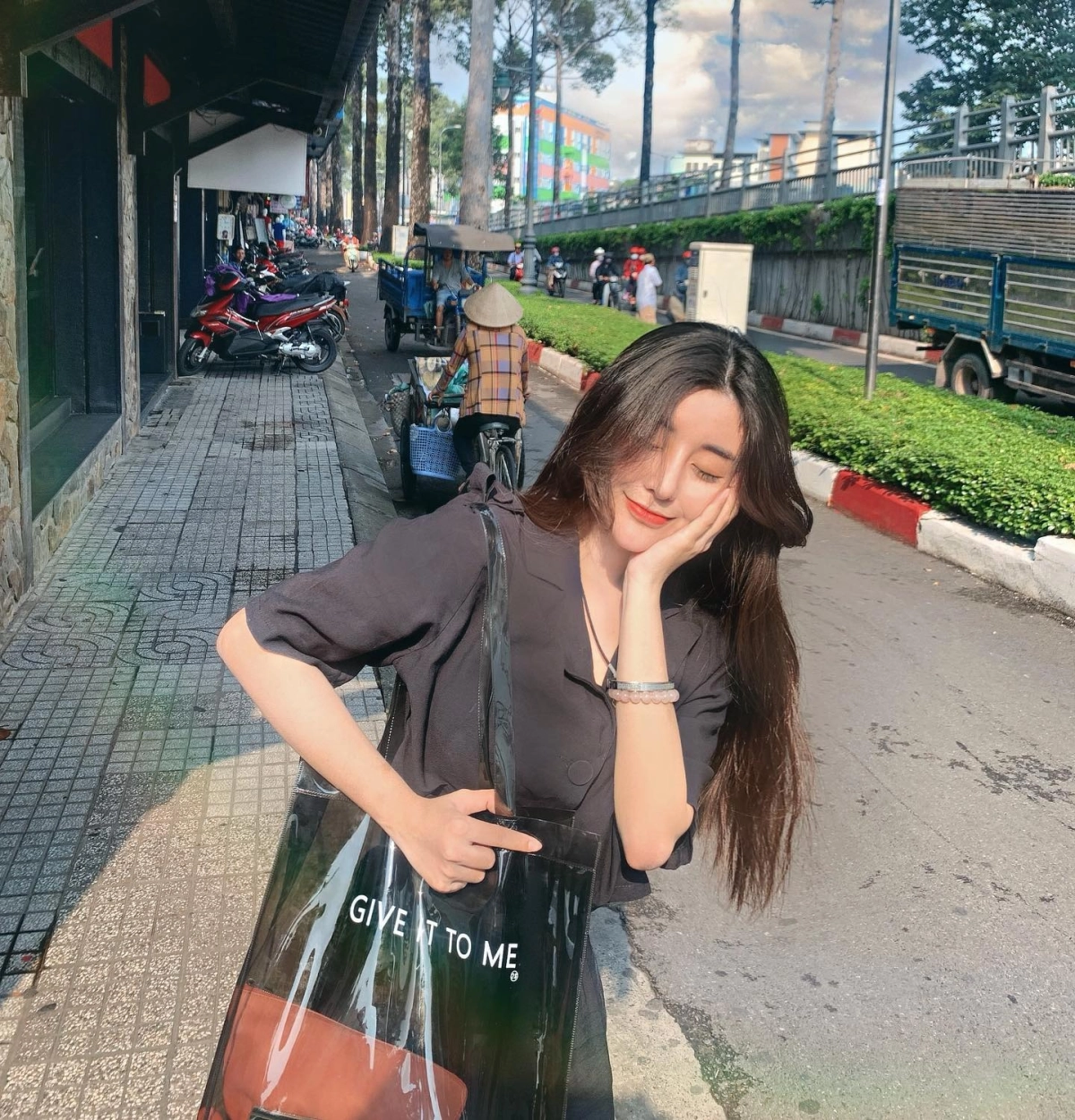 Ảnh gái xinh vú to khoe lồn múp mịn cuốn hút