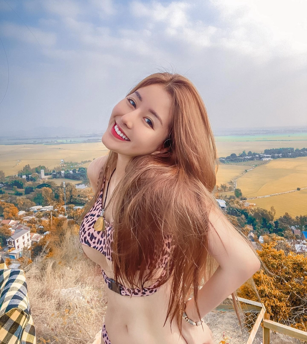 Ảnh gái lộ núm vú táo bạo gợi cảm mê hoặc