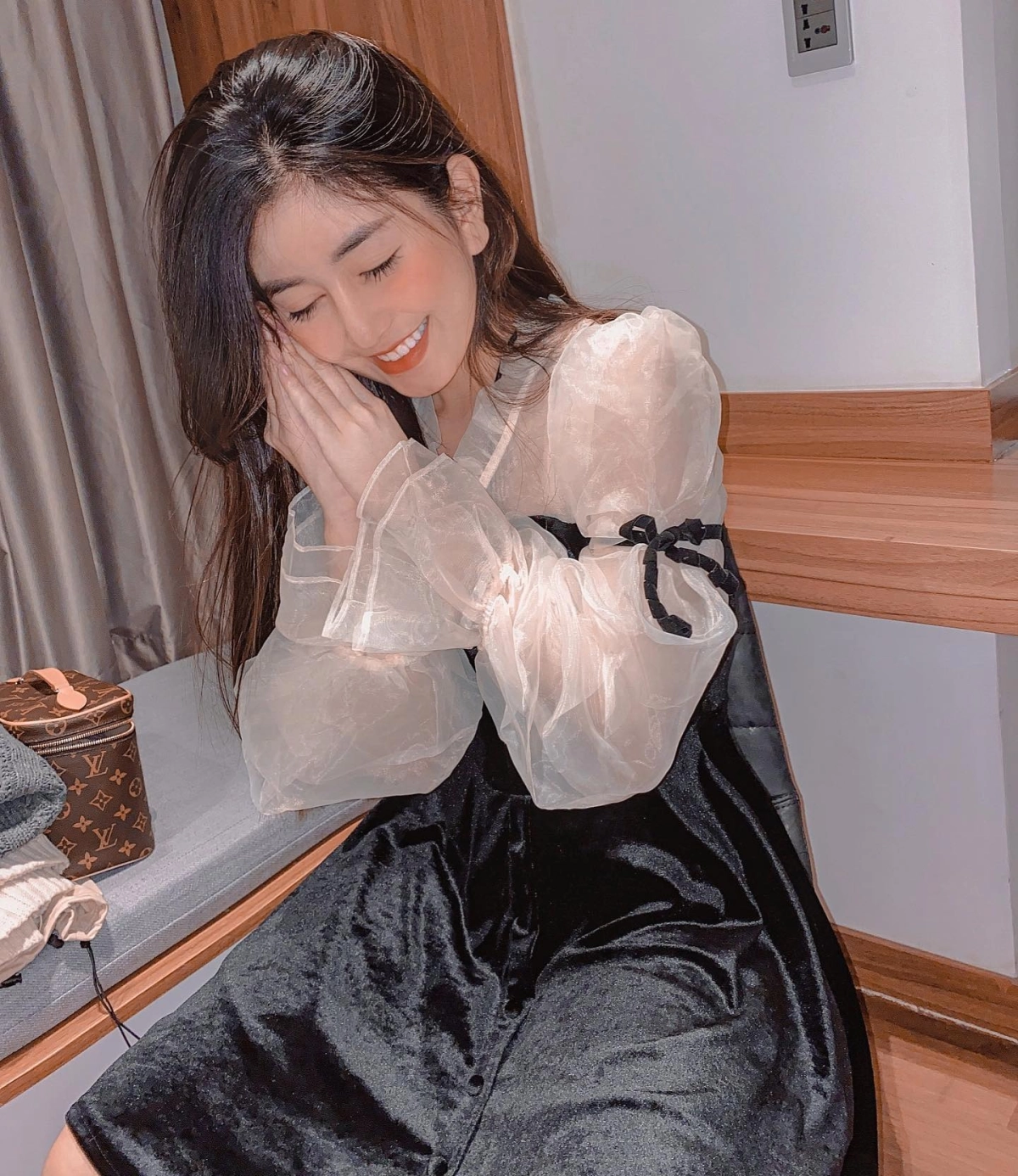 Ảnh bóp vú gái xinh căng tròn đầy dục vọng