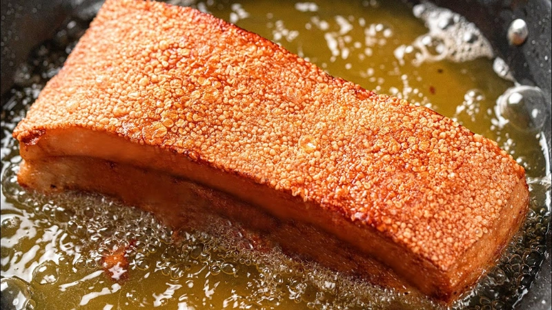 Kiểm tra độ dày của lớp da heo để quay giòn