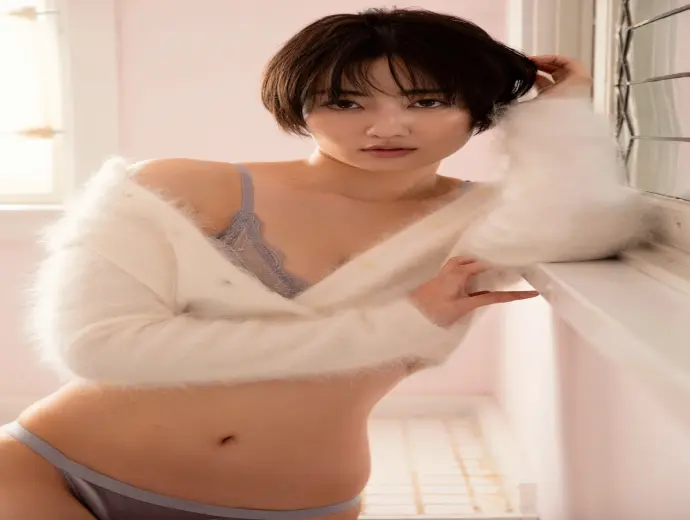 Kazusa Okuyama bốc lửa với crop top bó sát màu tím neon