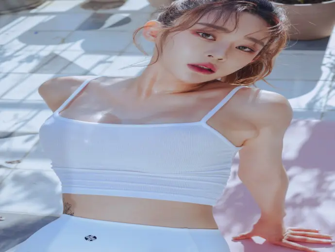 Rahee mê hoặc ánh nhìn qua lớp váy ngủ ren trong suốt