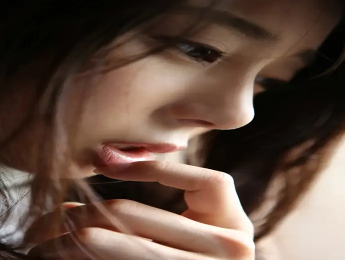 Sato Yume hớp hồn fan bằng đầm ôm sát ren xanh ngọc bí ẩn