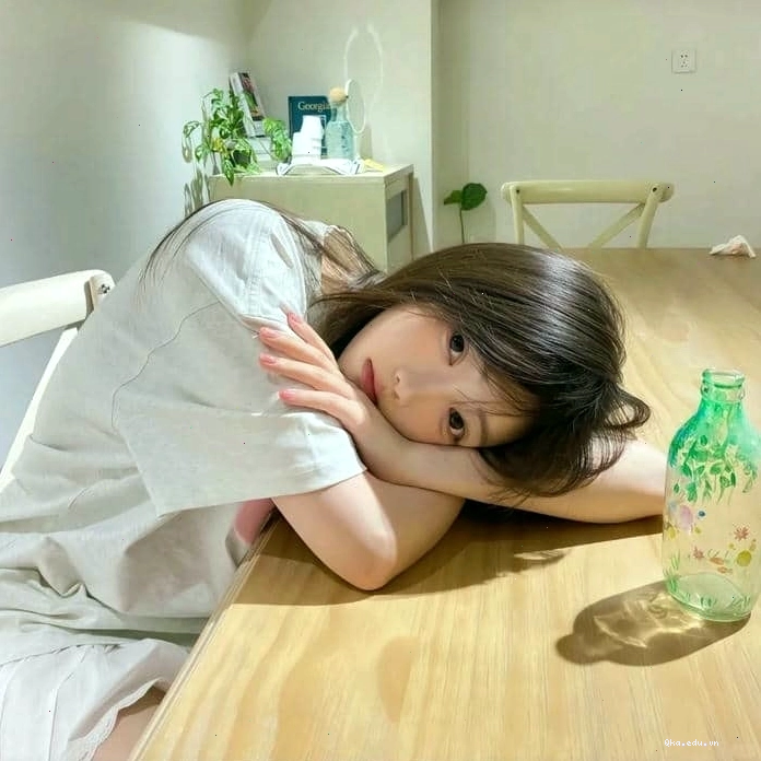 Ảnh avatar gái xinh phong cách nữ tính với trang phục nhẹ nhàng