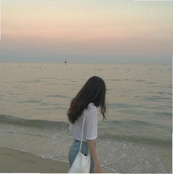 Ảnh cô gái xinh đẹp với mái tóc dài, quay lưng nhìn ra cửa sổ với ánh mắt xa xăm