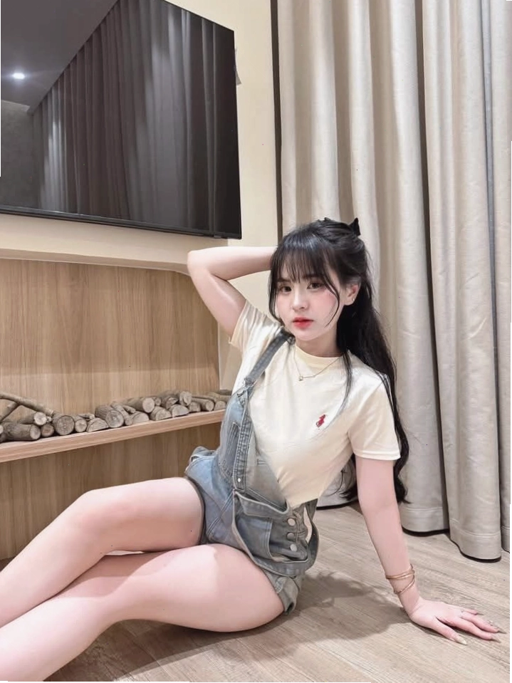 Ảnh gái xinh 2k10 dễ thương trong bộ váy