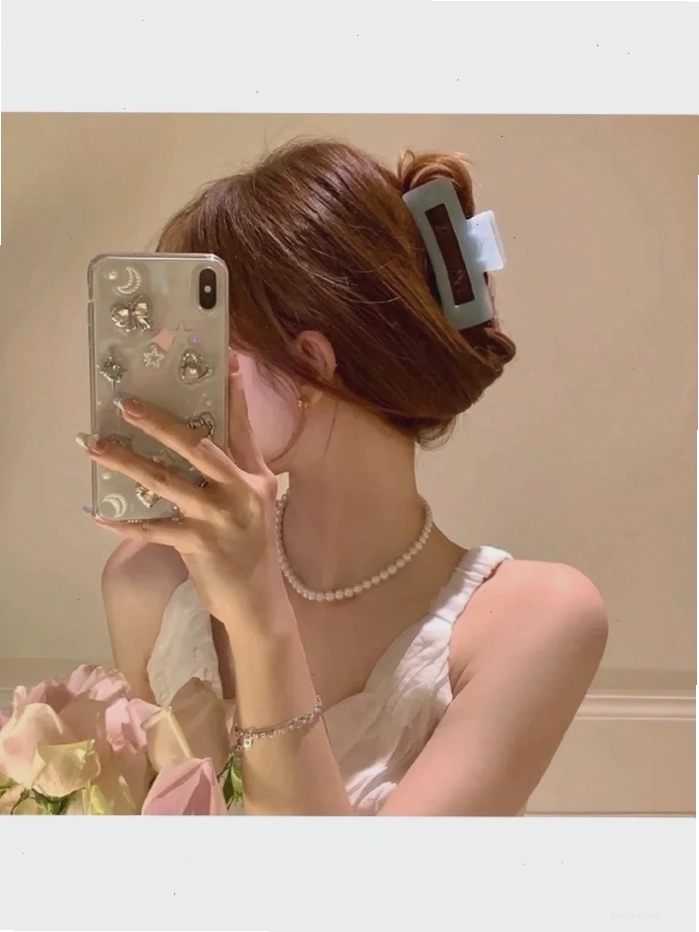 Ảnh gái xinh che mặt bằng điện thoại với phong cách thời thượng