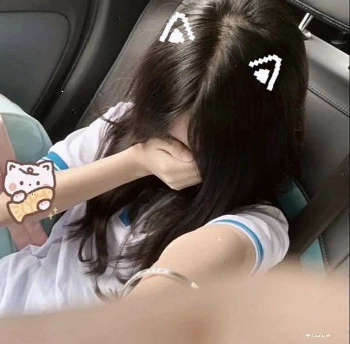 Ảnh gái xinh che mặt cute phong cách nhẹ nhàng với tông màu ấm áp