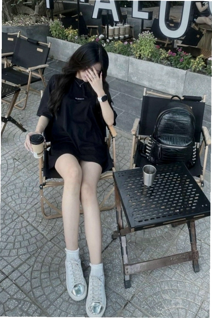 Ảnh gái xinh che mặt cute với tông màu sáng, tạo cảm giác tươi mới