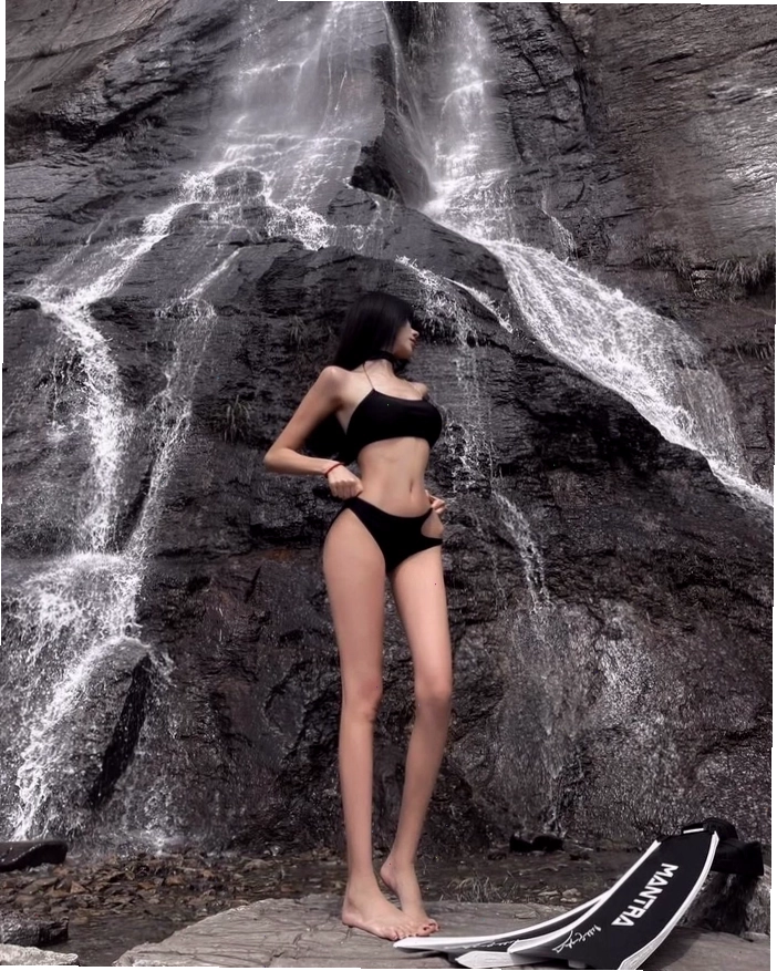 Ảnh gái xinh chụp dáng năng động với trang phục bikini