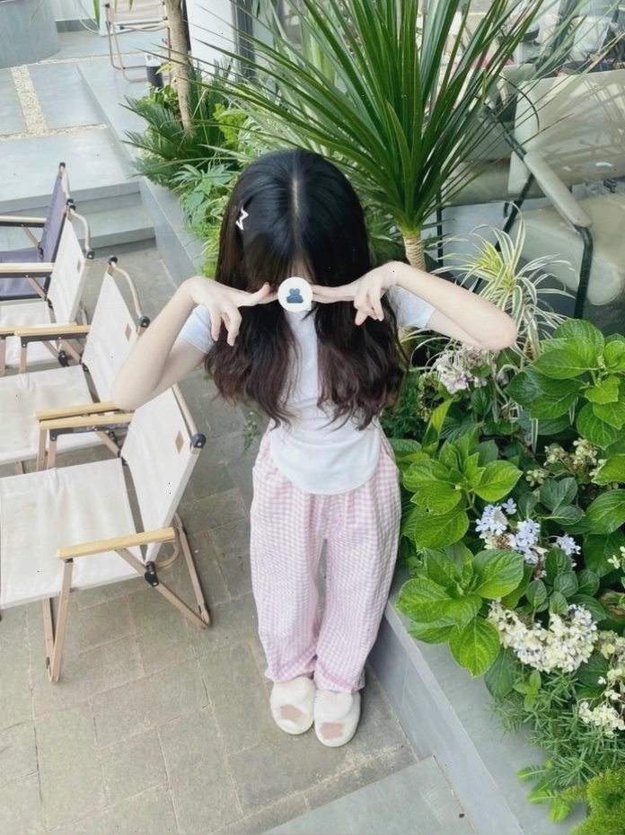 Ảnh gái xinh cute che mặt mang phong cách tự nhiên, đời thường