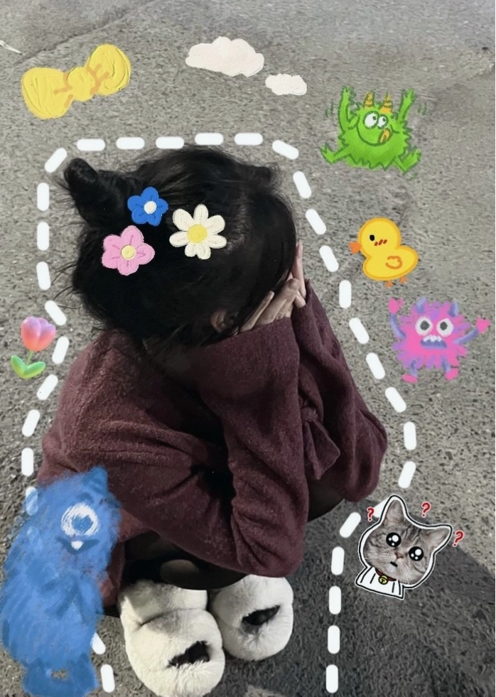 Ảnh gái xinh cute che mặt với ánh sáng mềm mại, tạo hiệu ứng thị giác ấn tượng